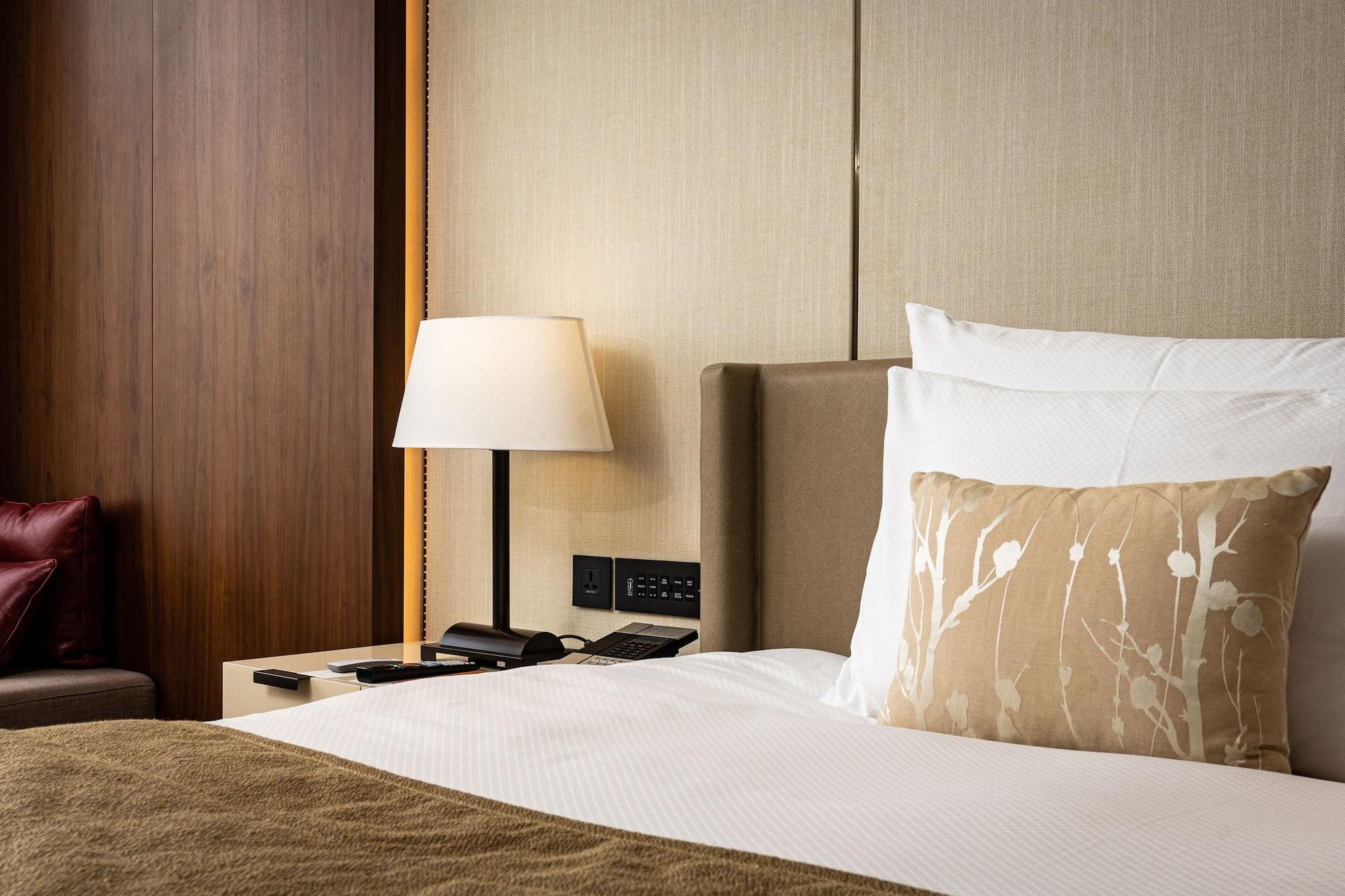 Lotte Hotel Seoul Executive Tower Exterior foto A bed with a nightstand