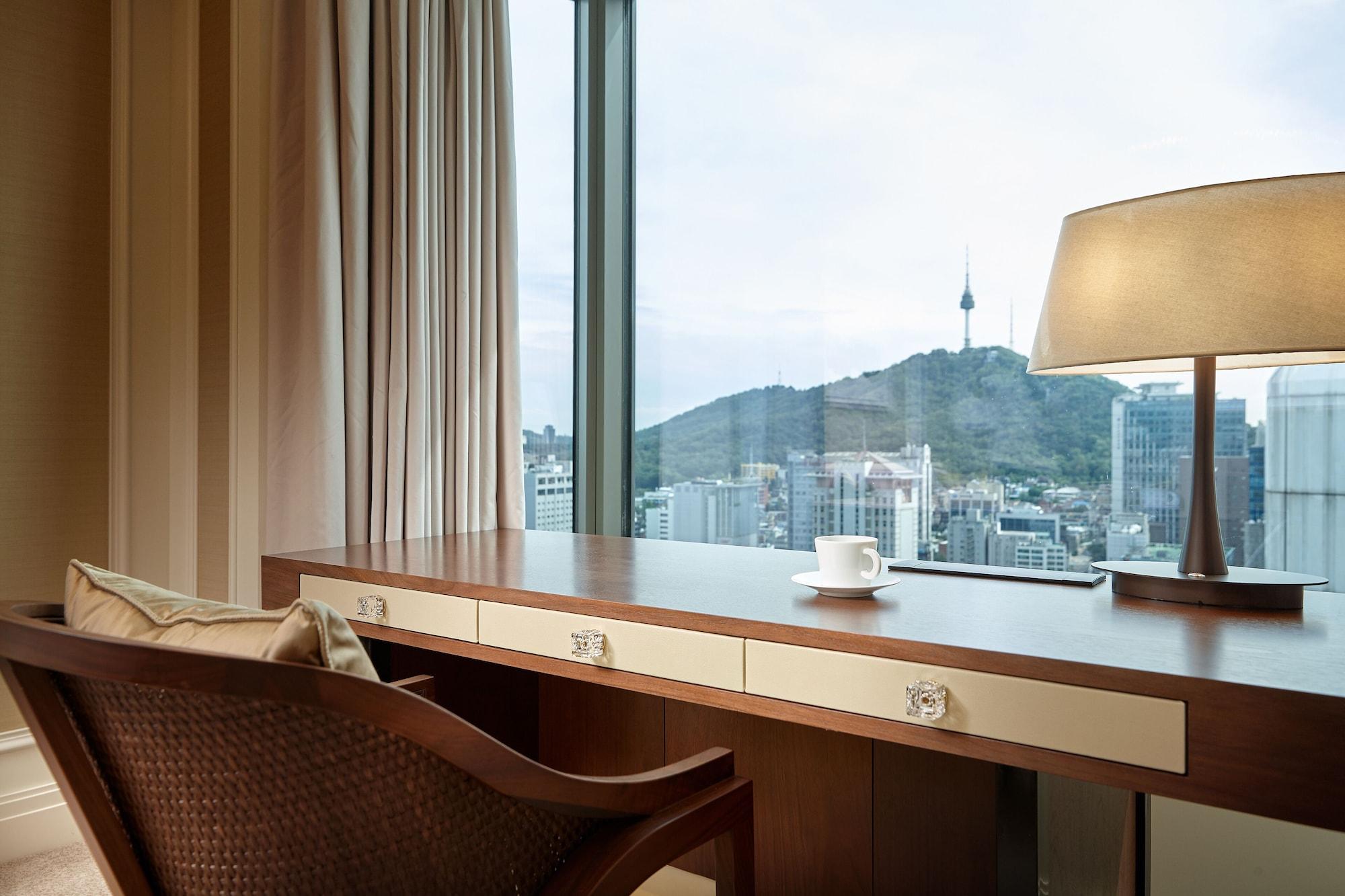 Lotte Hotel Seoul Executive Tower Exterior foto A view of N Seoul Tower from the hotel